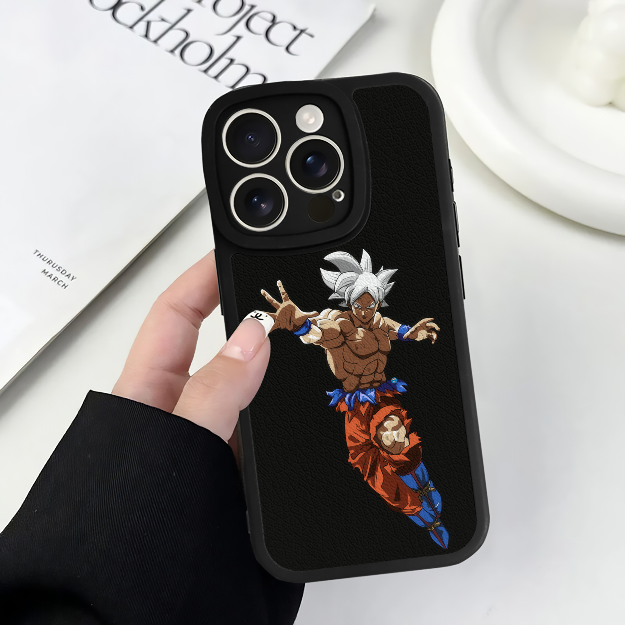 （画像用） ドラゴンボール 孫悟空（そん ごくう）Son Goku カカロット DRAGON BALL Kakarotto 【iPhone 16シリーズ対応】シリコンスマホケース（レザー調） 材質：シリコン